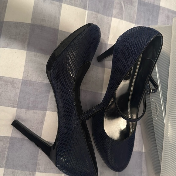 Women’s heels - Picture 1 of 4